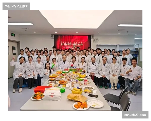 特写：中场休息期间，主场为一位服务超过30年的场馆工作人员举办致敬仪式